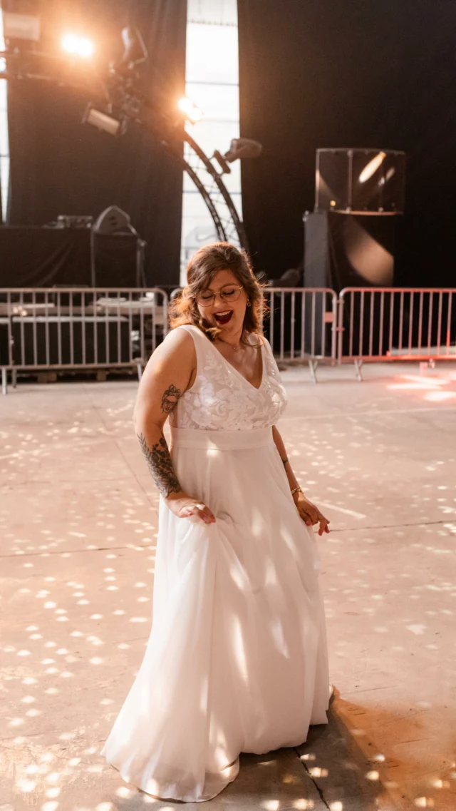 Après 5 mois passés sans mariage, je reviens. 
Toujours l'appareil photos à la main, avec pour seule mission : raconter en images l'histoire de mes mariés en mettant en lumière leurs émotions !
L'aventure commence et vous êtes au premier rang !
Vous êtes prêts ?
L'épisode 1 de ma saison 7, c'est samedi !!! 💥 
Aux côtés de @leaguyader.photo à la vidéo & @chd_events aux platines au @chateauderemaucourt !
#photographemariagereims #photographereims #mariagereims #photographereimscentre #reims #reimscentre