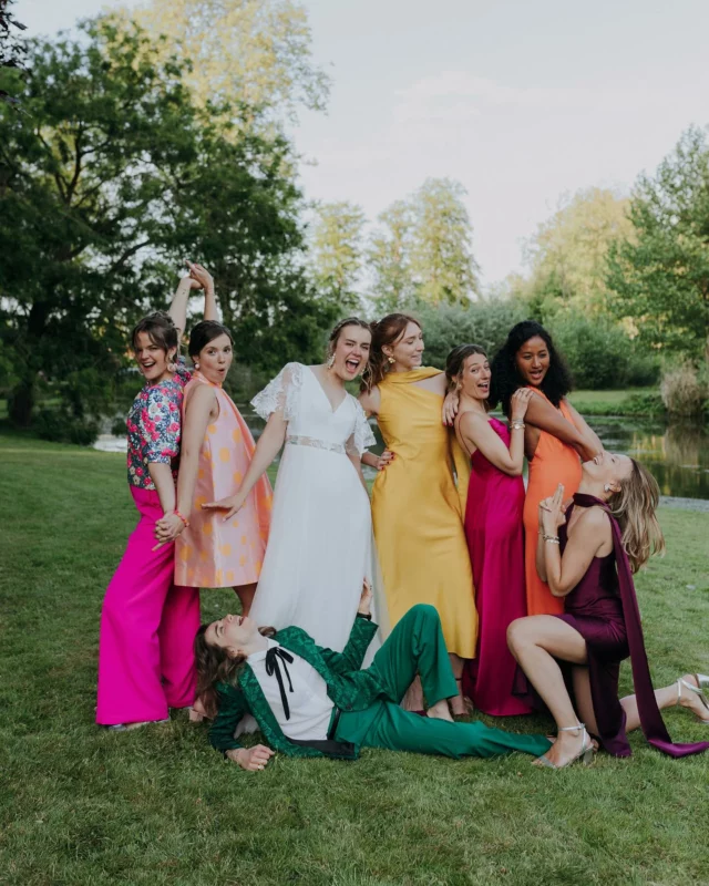 17 mai 2025 :  premier mariage de la saison… et déjà, mon cœur déborde. Vous commencez à me connaître, moi, la grande sentimentale-hypersensible-empathique... 
Un mariage festif & coloré avec de l'amour 🩷💛🧡 - beaucoup d'amour, des éclats de rire, des larmes, du fun, des chorégraphies de folie, une entrée des mariés en salle, incroyable, une team de demoiselles d'honneur qui ont tout donné, des danses déchaînées sur la piste 🪩... @chd_events a mis le feu ! 🎶 
Et nous, au cœur de tout ça, avec notre appareil à la main… ( avec ma binôme @leaguyader.photo à la vidéo )
Considérées, accueillies, pleinement intégrées.
Oui, nous étions plus que de simples prestataires. 
Notre table était décorée, avec notre nom brodé 🧵 sur le menu, présente non loin de celle des mariés, avec un service à l'assiette et toutes sortes de vin au même titre que les convives. Puis, les témoins nous ont fait participé aux jeux... Génial non ?
Pour vous dire à quel point, nous étions considérées +++++++, une des témoins a pris le soin de nous offrir un verre de champagne et de trinquer avec nous durant le cocktail !🍾 Mention spéciale @cassvrrst... 🫶🏻
J'ai adoré raconter en images cette journée haute en couleurs et en émotions... Tout était absolument parfait !!! 
Merci Jade & Guillaume pour votre confiance, votre énergie, votre considération pour nous. 
Quand je vis des journées comme la vôtre, je sais pourquoi je fais ce métier. 
Et si la saison commence ainsi… je sens que l’année va être incroyablement belle. Viiiiiiite la suite ! 
_
#photographemariagereims #photographereims #chateauderemaucourt #mariagereims #reims #photographemariageorleans #lieudereceptionmarne #mariage2026 #rémoise