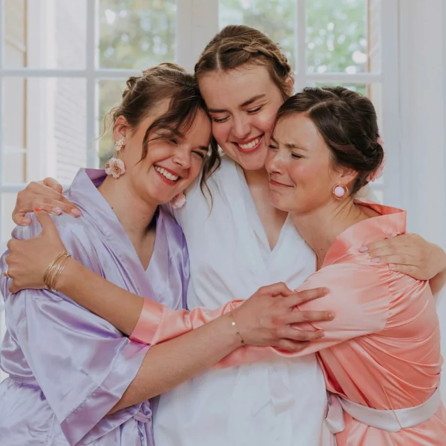 Lors des mariages, je ne me contente pas d’être juste là.
Je souhaite être une vraie présence.
Toujours dans la discrétion, mais présente.
J’entre dans votre cercle intime avec beaucoup de respect -toujours- et le cœur GRAND ouvert.
Pour celles & ceux qui ne le sauraient pas encore, je préfère prévenir : je suis une grande sensible et une véritable empathe. 🤍
Je ressens ce qui se passe autour de moi.
En fait, je ne ne fais pas qu'observer et "prendre des photos". je vis ce moment sincèrement et pleinement avec vous.
L’émotion dans vos yeux et celle de vos proches, je la vois. 
Votre voix qui parfois, tremble un peu, je l'entends.
Cette tension qui vous envahit lorsque vous mettez votre robe de mariée, je la ressens...
Je pourrais encore développer... 
Tous mes sens m’accompagnent quand je déclenche et sur ce mariage, clairement, ils étaient tous déployés. DU DÉBUT À LA FIN. Une impression de rêve éveillé. Certains penseront que j'exagère à parler d'un mariage comme ça et puis, il y aura les autres qui comprendront. 🙏🏼
Avant, j'avais tendance à rechercher LA photo parfaite.
Maintenant, je cherche la vérité du moment, les belles émotions, celles qu’on n’oubliera pas.
_
#photographemariagereims #mariagereims #photographereims #reimscentre #mariage2026 #chateauderemaucourt #hypersensible